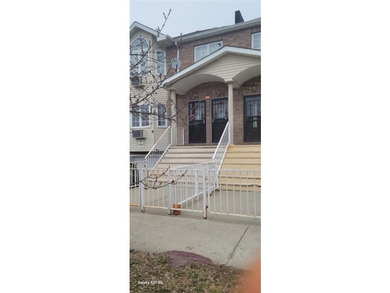 East New York: Beautiful 2 family house featuring a 3 bedroom, 2 - photo 1