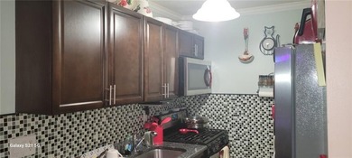East New York: Beautiful 2 family house featuring a 3 bedroom, 2 - photo 10