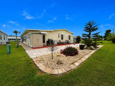 This tastefully updated and well maintained 2 bed 2 bath - photo 5