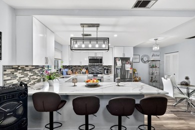 Amazing opportunity to own this spacious and beautifully updated - photo 19