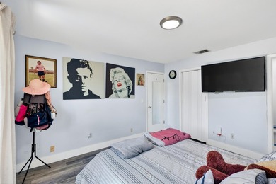 Amazing opportunity to own this spacious and beautifully updated - photo 32