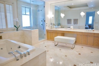 Penthouse living at Courtyards at Punahou-an exceptionally rare - photo 8