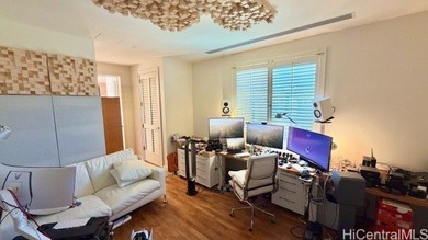 Penthouse living at Courtyards at Punahou-an exceptionally rare - photo 9