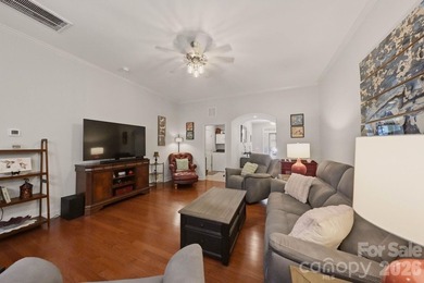 Welcome to this beautifully maintained 3-bedroom, 2.5-bath - photo 7