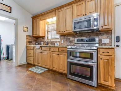 MAJOR PRICE IMPROVEMENT!! Welcome to a rare & versatile property - photo 8