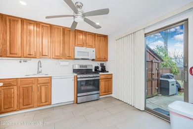 Welcome to The Oaks at Latourette! Come see this move-in ready - photo 7
