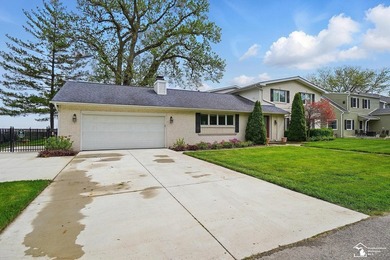 Wake up to see the sunrise over Lake Erie! Unique lakefront home - photo 6