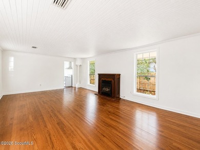 Welcome to this charming 1945 bungalow cottage located in the - photo 4