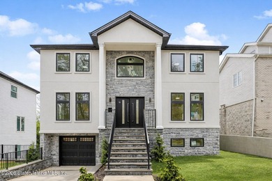 Luxury New Construction in Grymes Hill Introducing a newly - photo 1