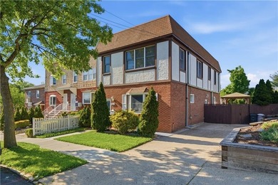 Welcome to this unique find in the heart of College Point! This - photo 3