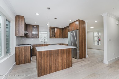 Luxury New Construction in Grymes Hill Introducing a newly - photo 9