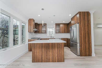 Luxury New Construction in Grymes Hill Introducing a newly - photo 10