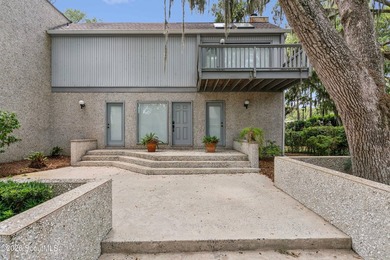 Located under beautiful live oaks in a quiet, convenient Saint - photo 2