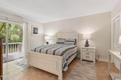 Located under beautiful live oaks in a quiet, convenient Saint - photo 4