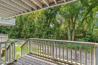 Located under beautiful live oaks in a quiet, convenient Saint - photo 6