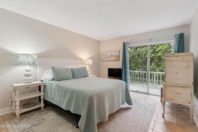 Located under beautiful live oaks in a quiet, convenient Saint - photo 8
