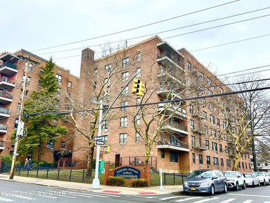Don't miss this bright and comfortable 2-bedroom condo in the - photo 1