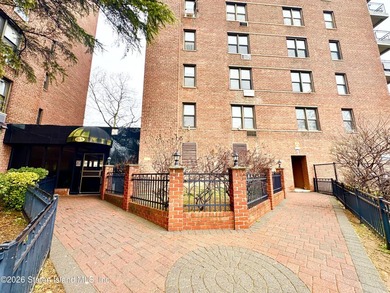 Don't miss this bright and comfortable 2-bedroom condo in the - photo 2