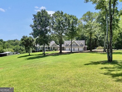 Welcome to your own beautiful estate, where luxury, cozy comfort - photo 7
