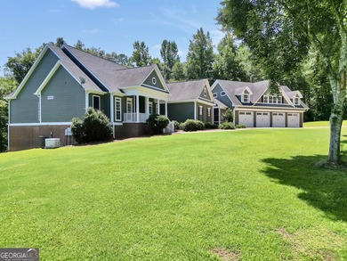 Welcome to your own beautiful estate, where luxury, cozy comfort - photo 10