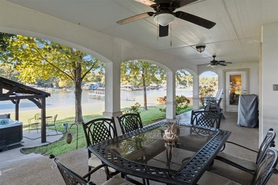 **Lakeside Retreat with Dual Masters & freshly painted - photo 3