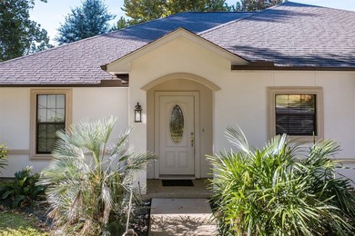 **Lakeside Retreat with Dual Masters & freshly painted - photo 4