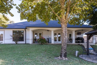 **Lakeside Retreat with Dual Masters & freshly painted - photo 5