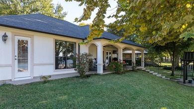 **Lakeside Retreat with Dual Masters & freshly painted - photo 6