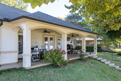 **Lakeside Retreat with Dual Masters & freshly painted - photo 7