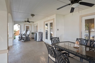 **Lakeside Retreat with Dual Masters & freshly painted - photo 8