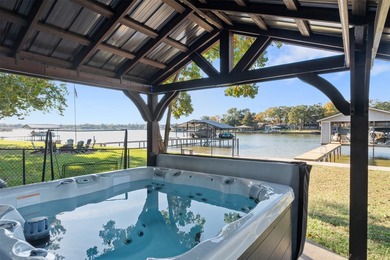 **Lakeside Retreat with Dual Masters & freshly painted - photo 9