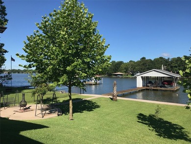 **Lakeside Retreat with Dual Masters & freshly painted - photo 10