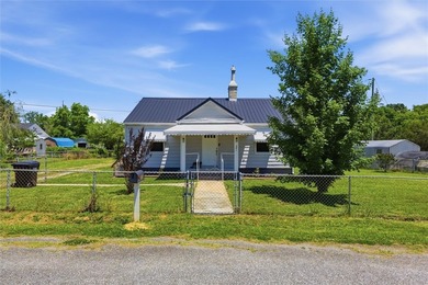 Adorable, freshly updated 2-bed, 1 bath bungalow located in the - photo 1
