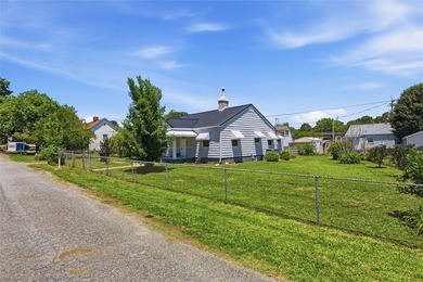 Adorable, freshly updated 2-bed, 1 bath bungalow located in the - photo 6