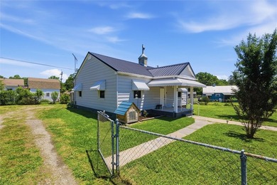 Adorable, freshly updated 2-bed, 1 bath bungalow located in the - photo 7
