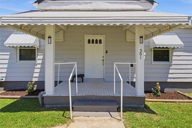 Adorable, freshly updated 2-bed, 1 bath bungalow located in the - photo 9