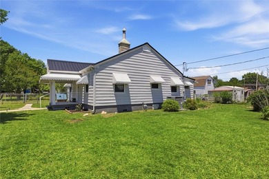 Adorable, freshly updated 2-bed, 1 bath bungalow located in the - photo 10