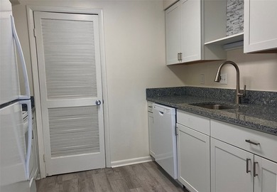 Updated 1,100 square foot condominium offering 2 bedrooms and 1 - photo 5