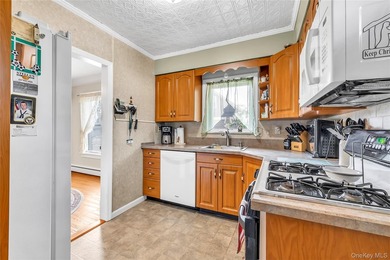 Welcome to this well-maintained 3-bedroom, 1-bathroom home - photo 11