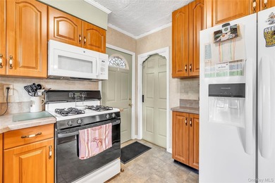 Welcome to this well-maintained 3-bedroom, 1-bathroom home - photo 12