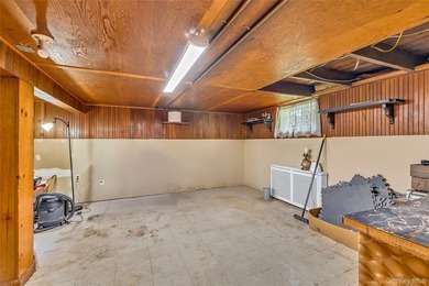 Welcome to this well-maintained 3-bedroom, 1-bathroom home - photo 23