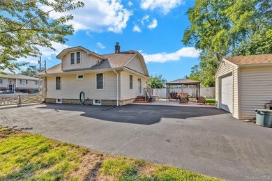Welcome to this well-maintained 3-bedroom, 1-bathroom home - photo 27