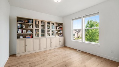 Stunning two-story home in quiet Ridge View Estates, Salem - photo 23