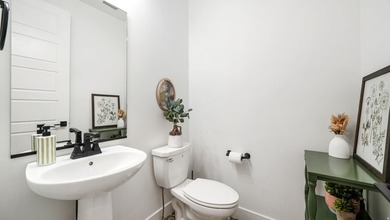 Stunning two-story home in quiet Ridge View Estates, Salem - photo 24