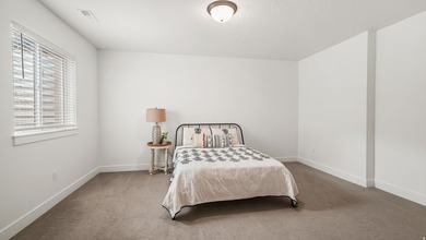 Stunning two-story home in quiet Ridge View Estates, Salem - photo 30