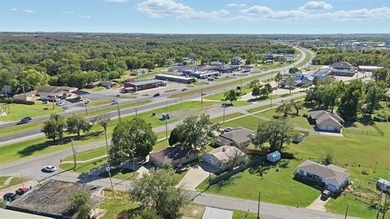 Positioned for maximum visibility just off famous Highway 66