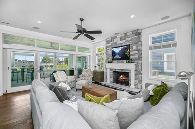 Immaculate, 5 BD 3.5 BA 3,022-sq-ft like-new contemporary in - photo 11