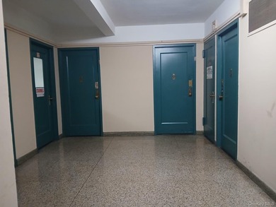 A beautiful one bedroom Condo In Parkchester well maintained - photo 2