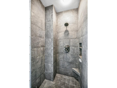 Immaculate, 5 BD 3.5 BA 3,022-sq-ft like-new contemporary in - photo 20