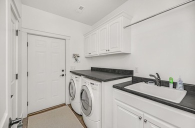 Immaculate, 5 BD 3.5 BA 3,022-sq-ft like-new contemporary in - photo 21